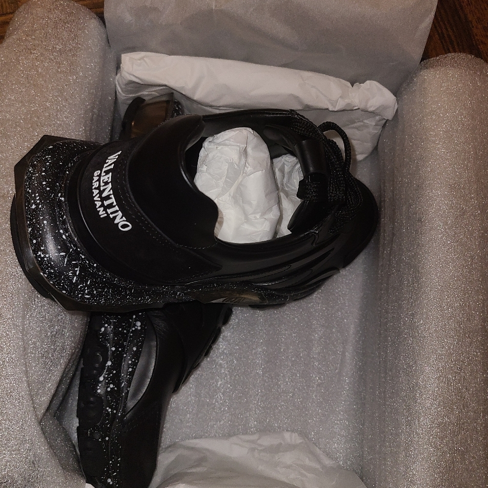 Mens leather Valentino Geravani sneakers.